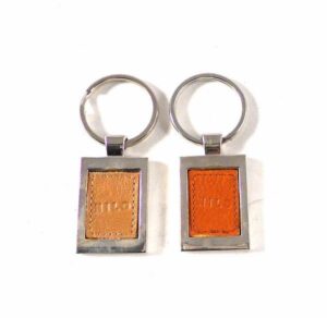 Llavero metálico con piel Nilo color marrón y cuero