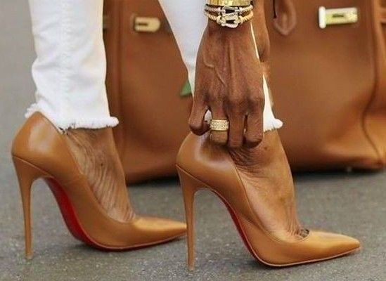 Lee más sobre el artículo ¿Debería tu bolso coincidir con tus zapatos?