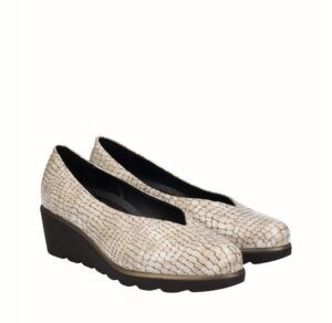 Zapatos de cuña D’Chicas en piel grabada color beig