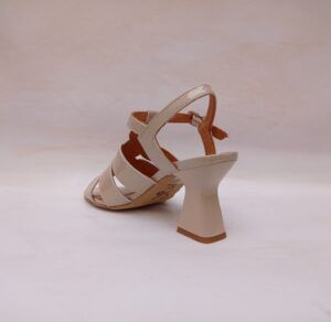 Sandalias de tiras en piel charol Too by Virus color piedra