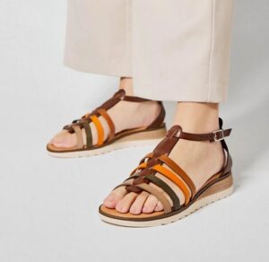 Sandalias con cuña baja en piel estilo cangrejera MARILA SHOES Anabella multinuez