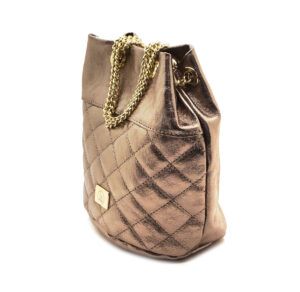 Bolso de piel negro tipo saco con bandolera de cadena