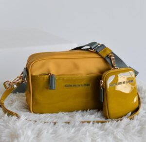 Bolso bandolera Agatha Ruiz de la Prada nylon y charol mostaza