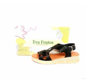 Sandalias de cuña baja Eva Frutos troquelado negro
