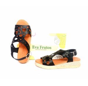 Sandalias de cuña baja Eva Frutos troquelado negro
